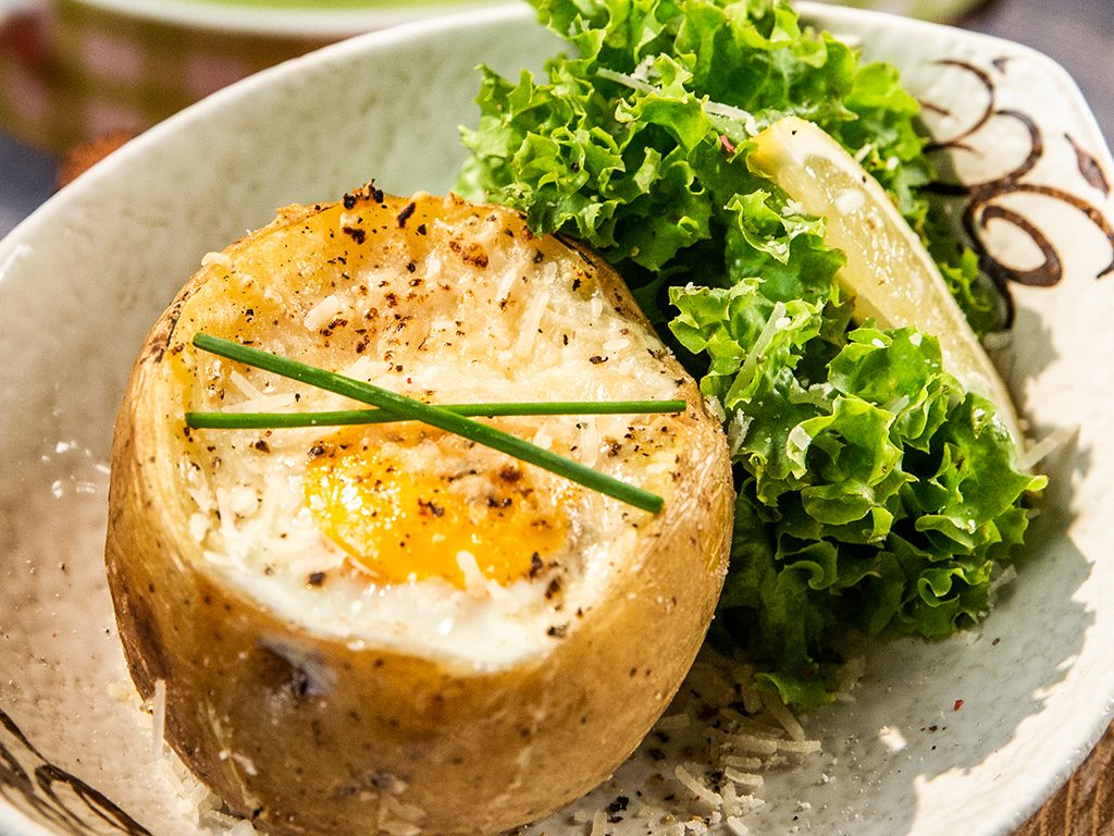 Cartofi copți umpluți cu ouă