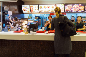 30 de ani de fast food: Mai mare varietate, dar și mai multă sare și calorii