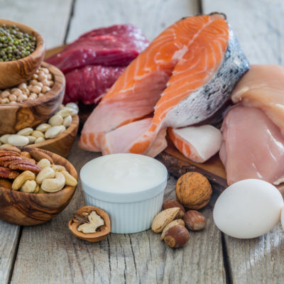 Mai multe proteine și mai puține calorii ajută vârstnicii să slăbească sănătos