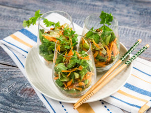 Salată cu morcov, ceapă și dressing asiatic