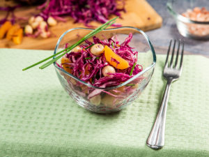 Salată de varză cu caise uscate și nuci macadamia
