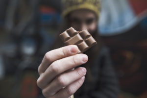 Ciocolata combate tusea mai bine decât codeina