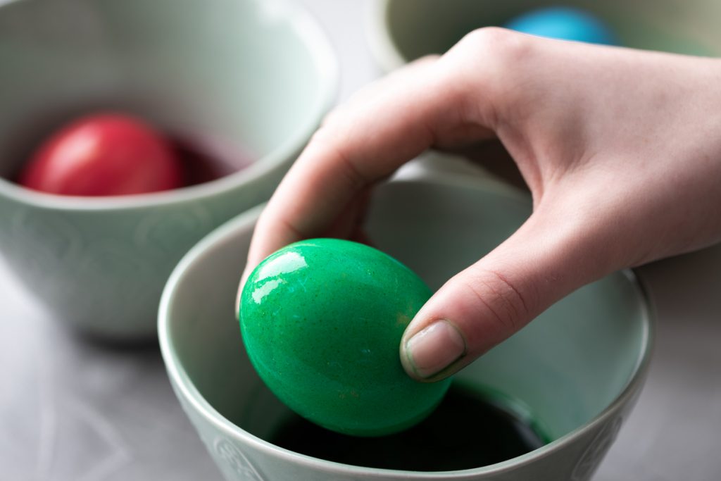 Cum să vopsești ouăle de Paști folosind culori naturale