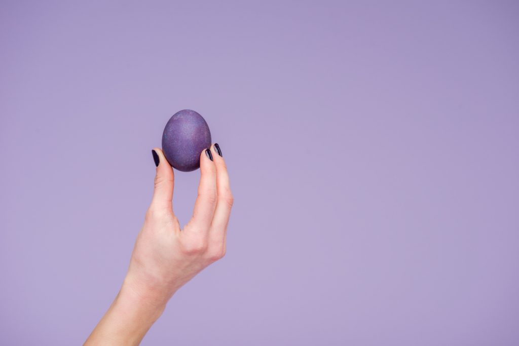 Cum să vopsești ouăle de Paști folosind culori naturale