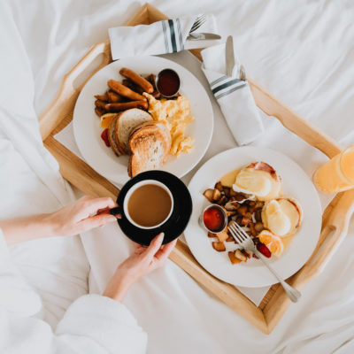5 idei de mic dejun în pat. Cu ce să te răsfeți în weekend