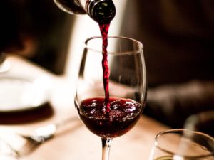 vinul roșu vindecă anxietatea