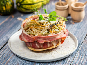 Spaghete cu ciuperci servite în coșuleț de bacon