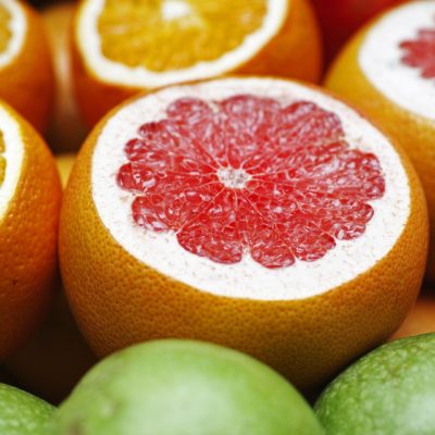 Imagine cu fructe tăiate pentru a introduce lista celor 10 beneficii ale consumului de grepfrut