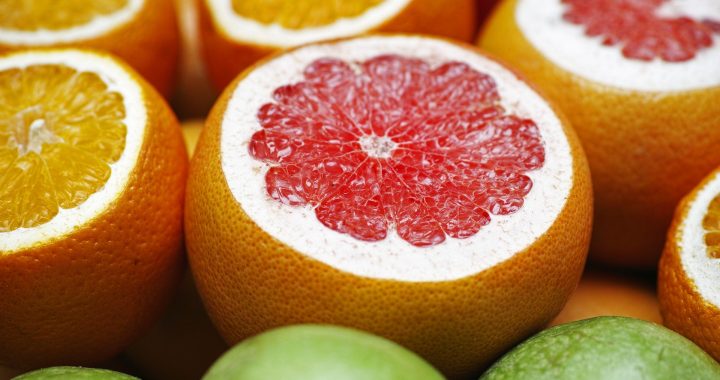 Imagine cu fructe tăiate pentru a introduce lista celor 10 beneficii ale consumului de grepfrut