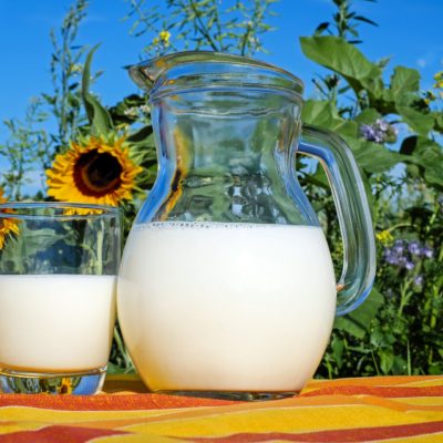 Lapte dulce în recipiente transparente
