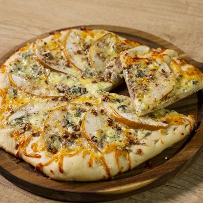 Pizza cu pere și brânză cu mucegai