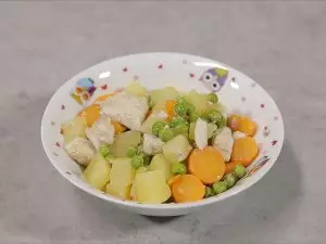 Mâncărică de legume cu piept de pui