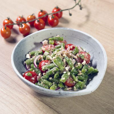 Salată cu fasole verde, roșii cherry și panko