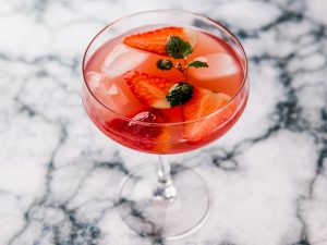 cocktail-cu-lamaie-vin-roze-si-capsuni
