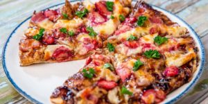 pizza cu pui bacon și căpșuni