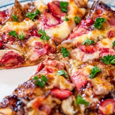 pizza cu pui bacon și căpșuni