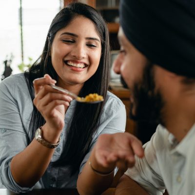 Doi tineri indieni mâncând orez basmati
