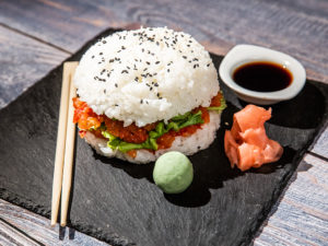 Burger sushi cu avocado și somon