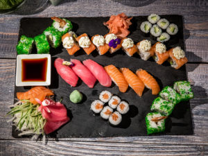 Platou cu sushi și nigiri