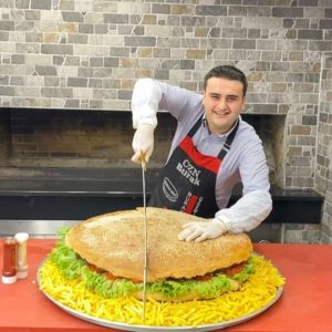 Bucătarul turc care a cucerit internetul cu stilul de a găti și cu zâmbetul său ciudat - 5