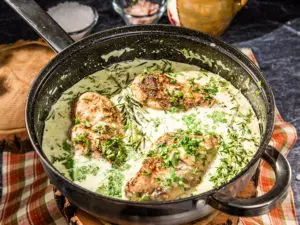 Piept de pui în sos alb piept-de-pui-in-sos-alb