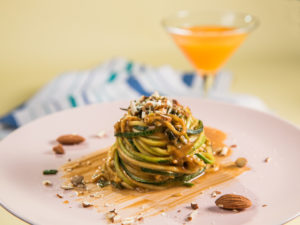 „Spaghete” din zucchini cu sos de migdale