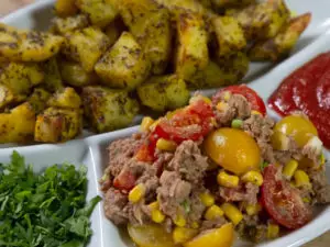 Salată de ton cu cartofi copți