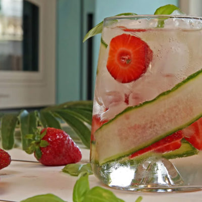 Gin tonic cu căpșuni și castravete