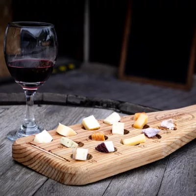 Platou cu brânzeturi și vin roșu
