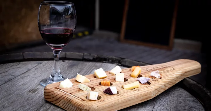 Platou cu brânzeturi și vin roșu